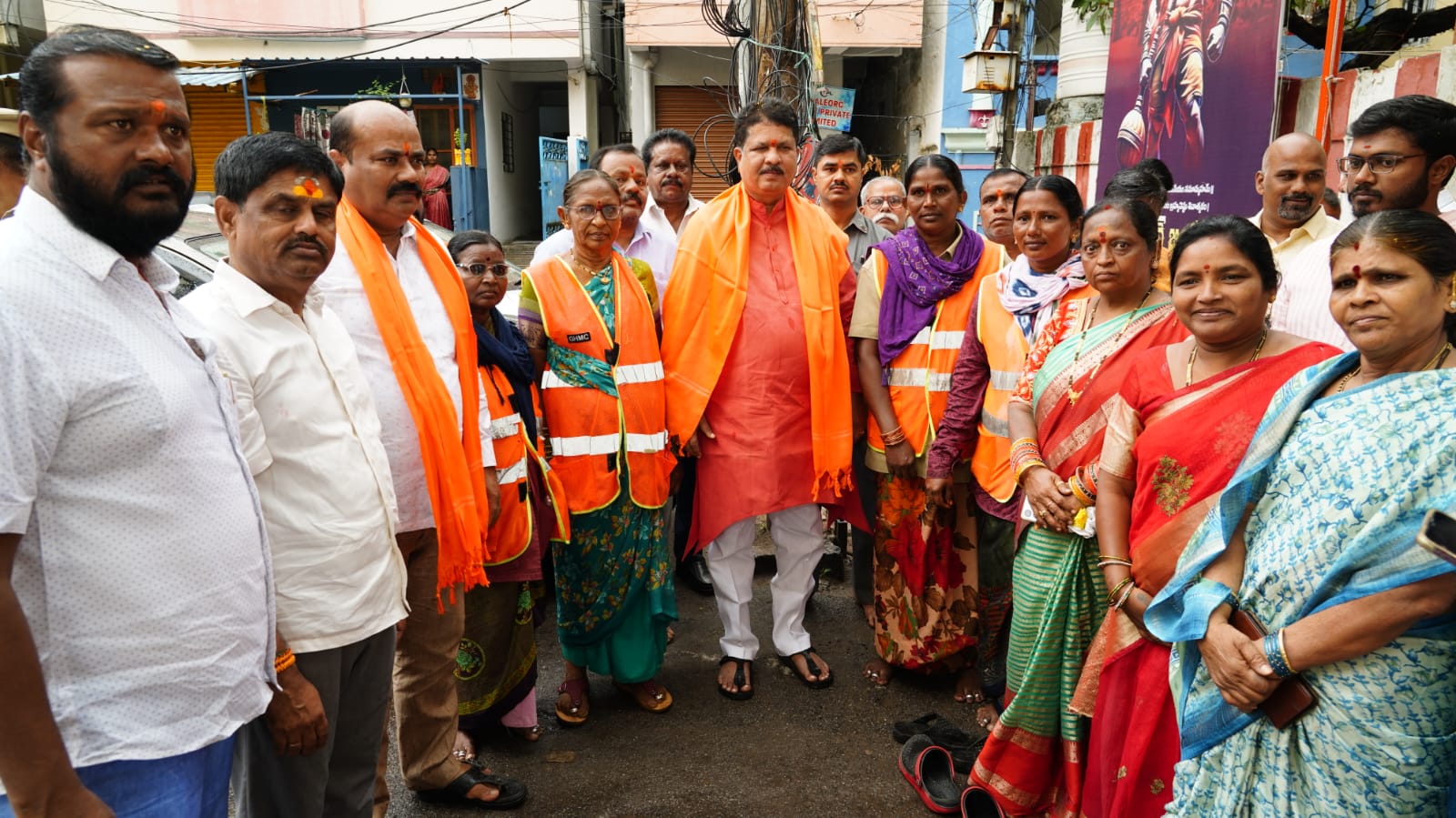 హనుమాన్ దేవాలయానికి సొంత నిధులతో మరమ్మతులు చేయిస్తున్న ఎమ్మెల్యే మాధవరం కృష్ణారావు