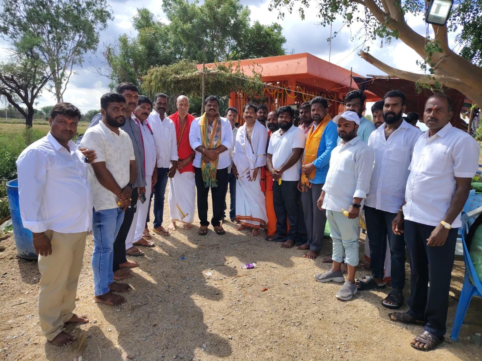 దౌల్తాబాద్ మండల లో దొమ్మాట గ్రామంలో జరిగిన హనుమాన్ ఆలయం లో విగ్రహ ప్రతిష్ఠ కార్యక్రమం లో పాల్గొన దుబ్బాక కాంగ్రెస్ పార్టీ ఇంచార్జీ చెరుకు శ్రీనివాస్ రెడ్డి.
