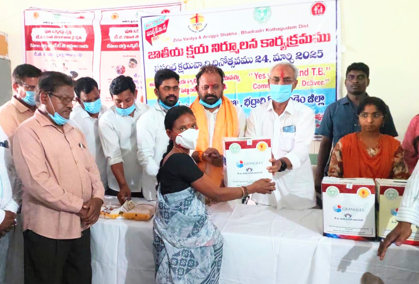 క్షయ వ్యాధిగ్రస్తులకు పౌష్టికాహార కిట్లను పంపిణీ చేసిన ఎమ్మెల్యే