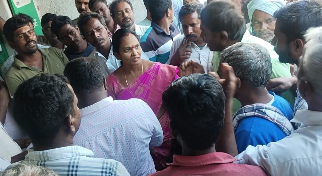 దౌల్తాబాద్ ఆగ్రోస్ ముందు జిలుగు బస్తాల కోసం రైతుల ఆందోళనకు దిగారు. రైతులకు సర్ది చెప్పిన A E O సంతోష్ కుమార్ అగ్రోస్ ప్రొపైటర్ శశిరేఖ