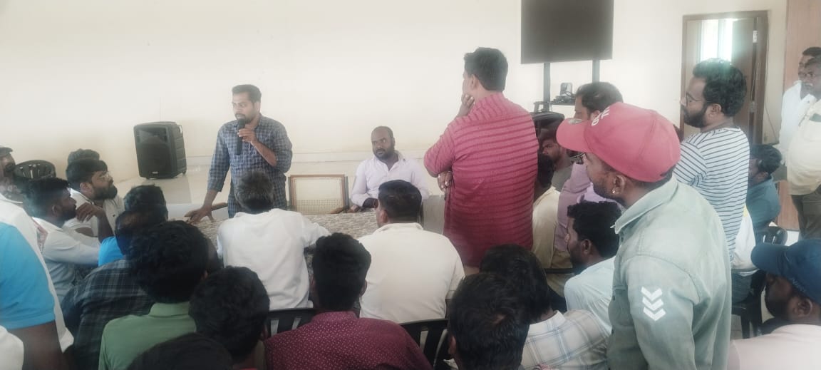 దౌల్తాబాద్ ఆగ్రోస్ ముందు జిలుగు బస్తాల కోసం రైతుల ఆందోళనకు దిగారు. రైతులకు సర్ది చెప్పిన AO. సత్య అన్వేష్ A E O సంతోష్ కుమార్.AEO. రజినీకాంత్.AEO. శిరీష.AEO సునంద. అగ్రోస్ ప్రొపైటర్ శశిరేఖ