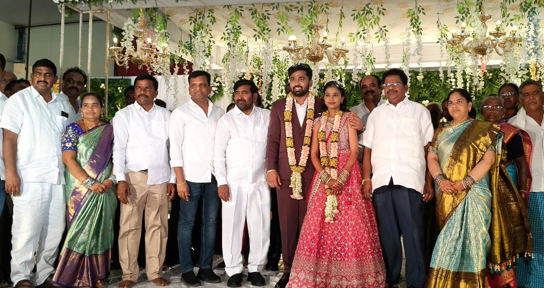 నూతన వధూవరులను ఆశీర్వదించిన మాజీ మంత్రి, మాజీ ఎమ్మెల్యే.