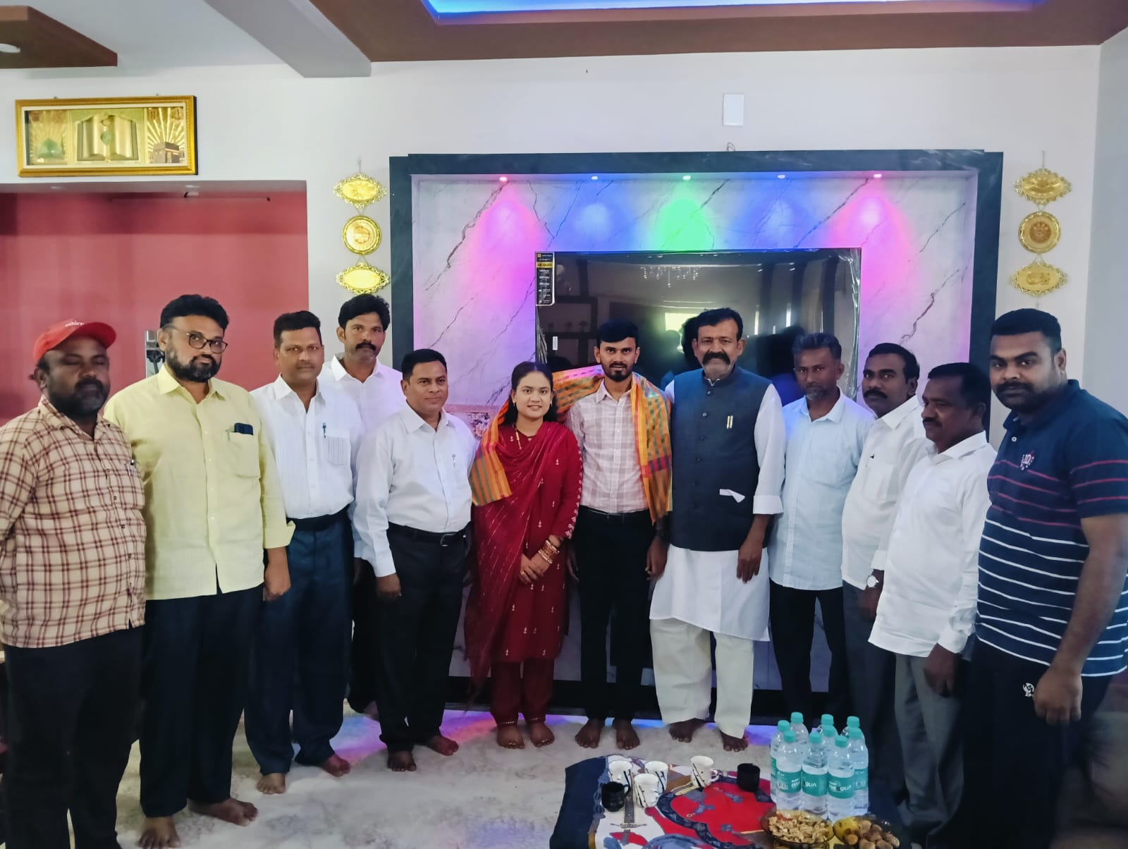 నూతన వధూవరులను ఆశీర్వదించిన ఎం.ఎల్.ఏ ఆకేపాటి అమర్నాధరెడ్డి