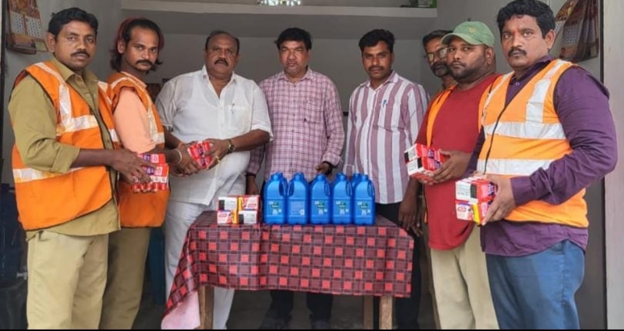 84 వ వార్డు శానిటరీ సిబ్బందికి జాకెట్లు నూనె సబ్బులు పంపిణీ
