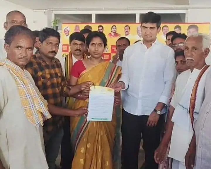 సీఎం సహాయనిధి చెక్క్‌ను అందజేసిన మంత్రి కొండపల్లి