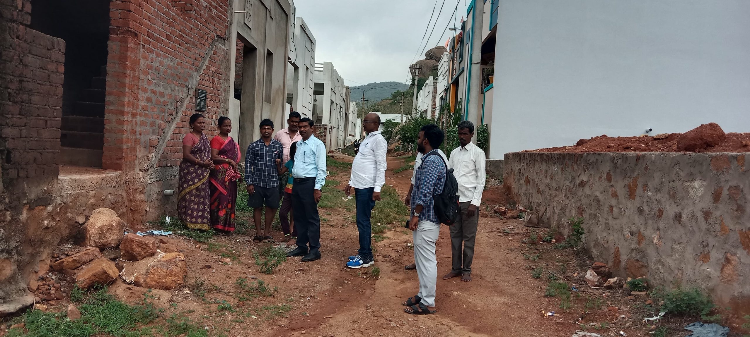 ఇళ్ల నిర్మాణం పూర్తిచేయ‌కుంటే స్థ‌లాలు స్వాధీనంఆ స్థ‌లాలు మ‌రొక‌రికి కేటాయింపు చేప‌డ‌తాం గృహ‌నిర్మాణ సంస్థ ప్ర‌త్యేక అధికారి వెంక‌ట‌ర‌మ‌ణ‌