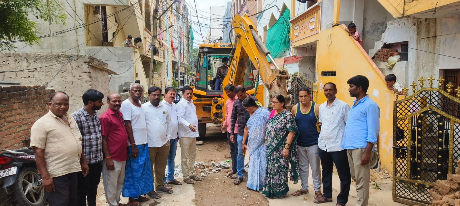 సిసి రోడ్డు నిర్మాణ పనులను పరిశీలించిన చిట్టి రెడ్డి శ్రీధర్ రెడ్డి