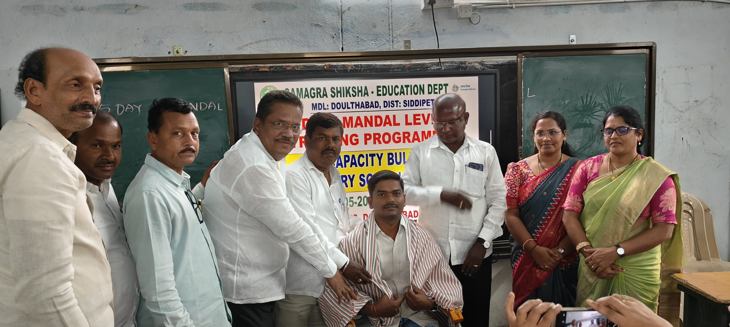 ప్రాథమిక స్థాయి ఉపాధ్యాయుల శిక్షణ ముగింపు కార్యక్రమంలో మాట్లాడుతున్న మండల విద్యాధికారి :గజ్జెల కనకరాజు