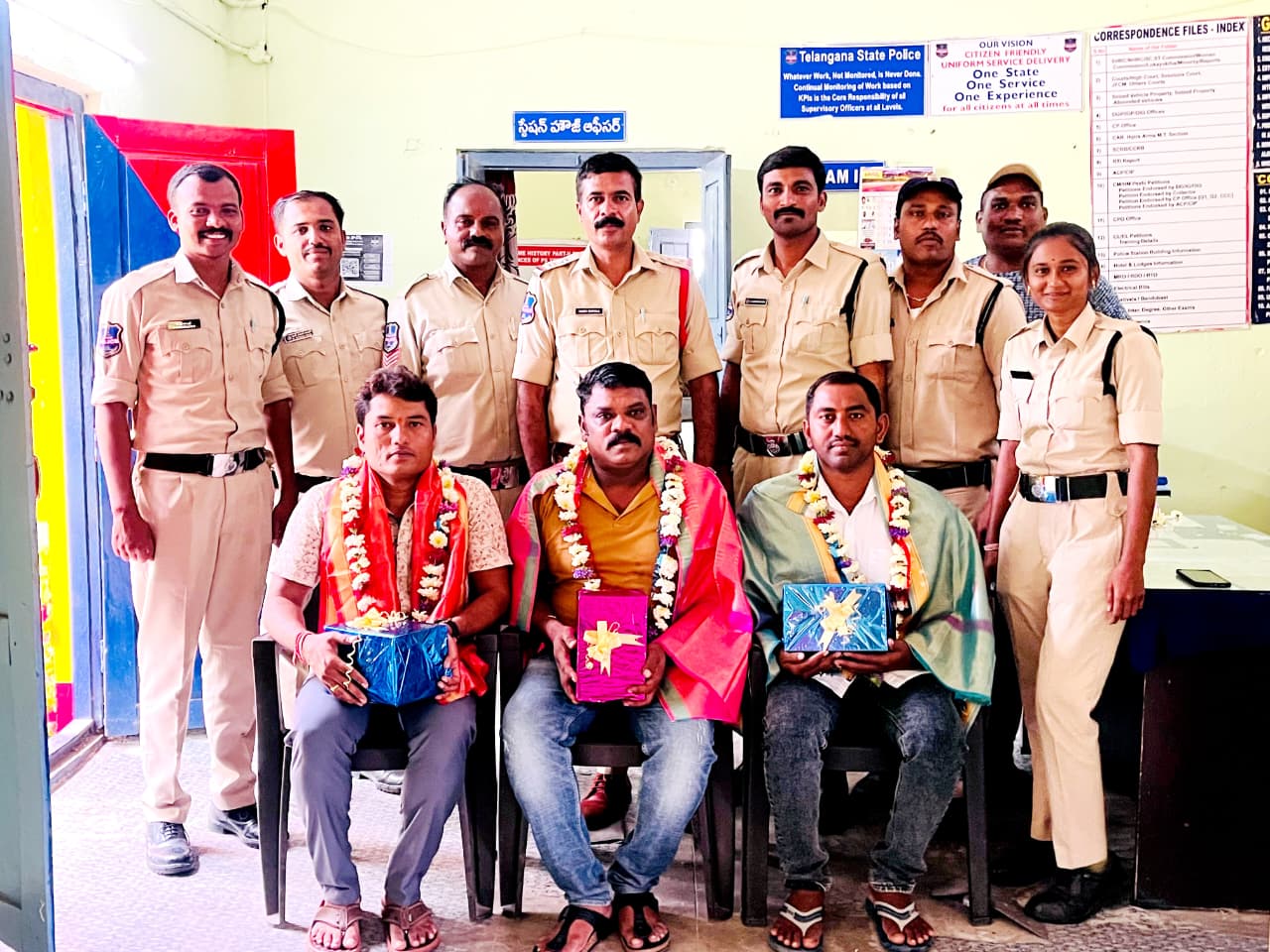 ఏర్గట్ల పోలీస్ స్టేషన్ నుండి బదిలీపై వెళ్తున్న కానిస్టేబుళ్లకు సన్మానం