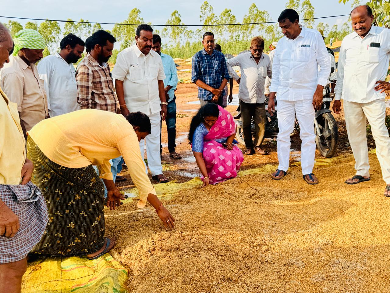 వరి ధాన్యం కొనుగోలు కేంద్రాలను పరిశీలించిన జిల్లా బి అర్ ఎస్ పార్టీ అధ్యక్షులు కల్వకుంట్ల విద్యాసాగర్ రావు