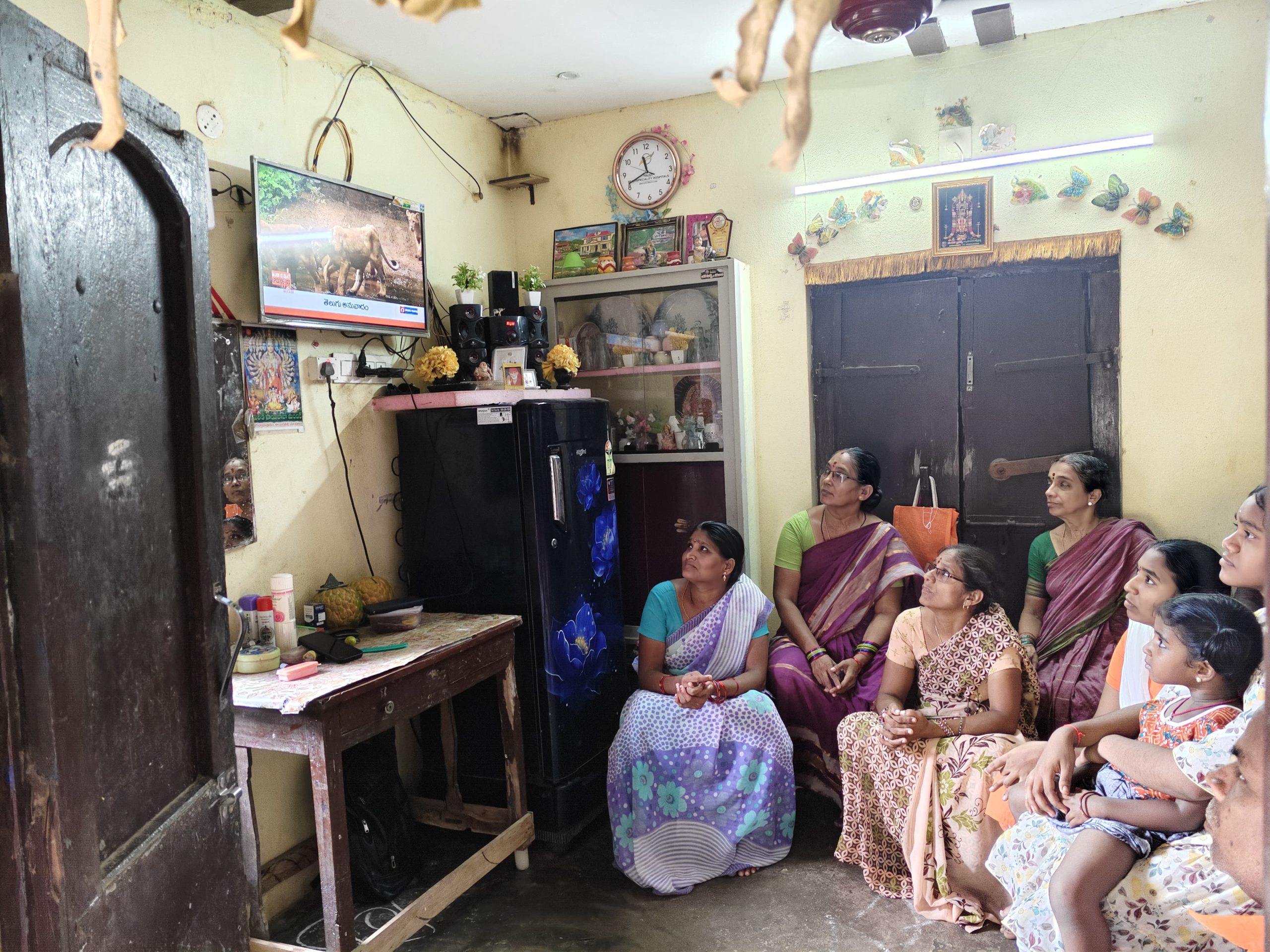 మన్ కీ బాత్ కార్యక్రమాన్ని బాబీ మాస్టర్ సారధ్యంలో టీవీ వీక్షిస్తున్న 199 పోలింగ్ గ్రామ ప్రజలు