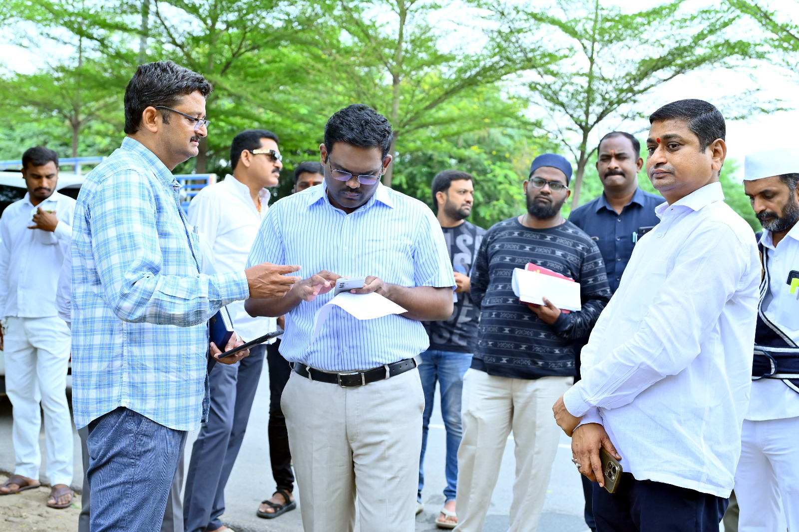 మురుగు కాలువల్లో యుద్ధప్రాతిపదికన పూడిక తొలగింపు పనులు..!