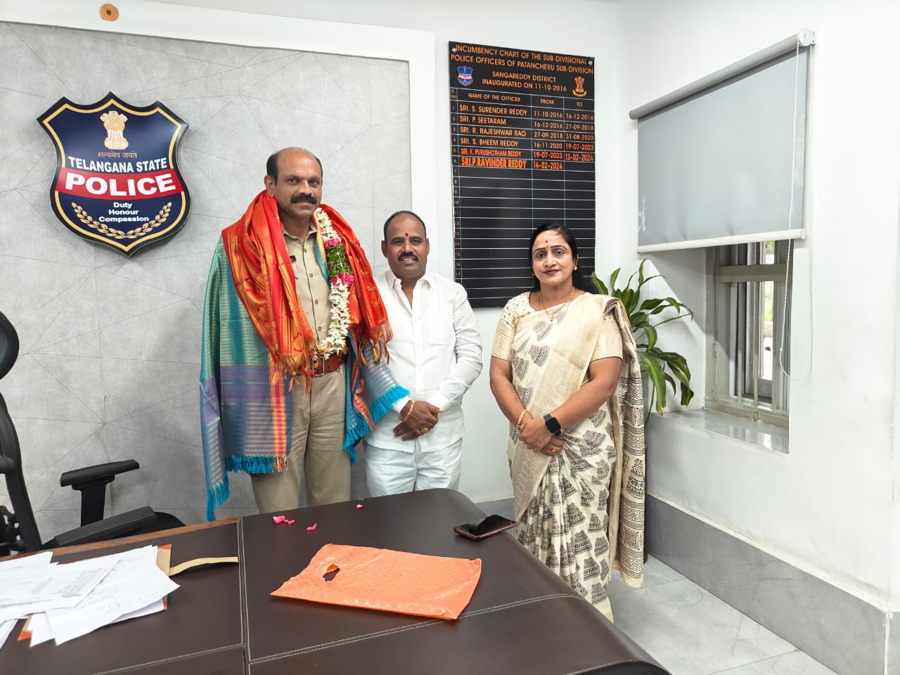 నూతనంగా పదవీ బాధ్యతలు చేపట్టిన డిఎస్పీ నీ కలిసి శుభాకాంక్షలు తెలిపిన బైండ్ల కుమార్