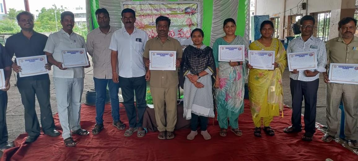 ఆర్టీసీ ఉద్యోగులకు ప్రగతి చక్రం అవార్డులు అందజేసిన డిపో మేనేజర్