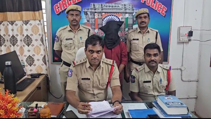 అక్రమంగా తరలిస్తున్న గంజాయిని స్వాధీనం చేసుకున్న శాయంపేట పోలీసులు