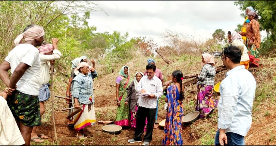 కూలీలు వందరోజుల పని దినాలను సద్వినియోగం చేసుకోవాలి..