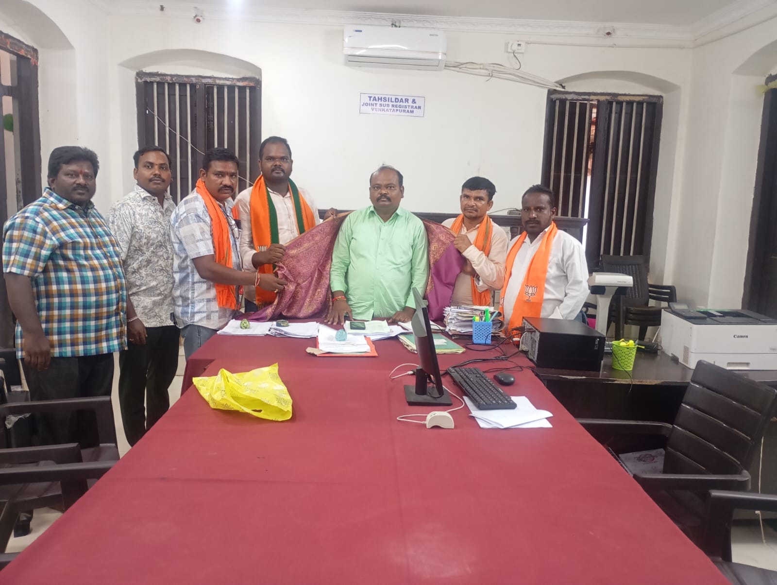 మండల రెవెన్యూ అధికారి వేణుగోపాల్ కి బిజెపి మండల కమిటీ సన్మానం