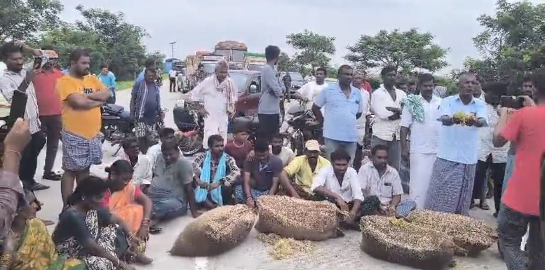 నెలలు గడుస్తున్న ధాన్యం కాంటాలు వేయడం లేదంటూ రైతుల ధర్నా