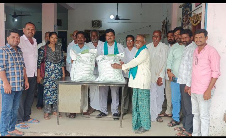 బిచ్కుంద సొసైటీలో జిలుగు విత్తనాల పంపిణీ…..