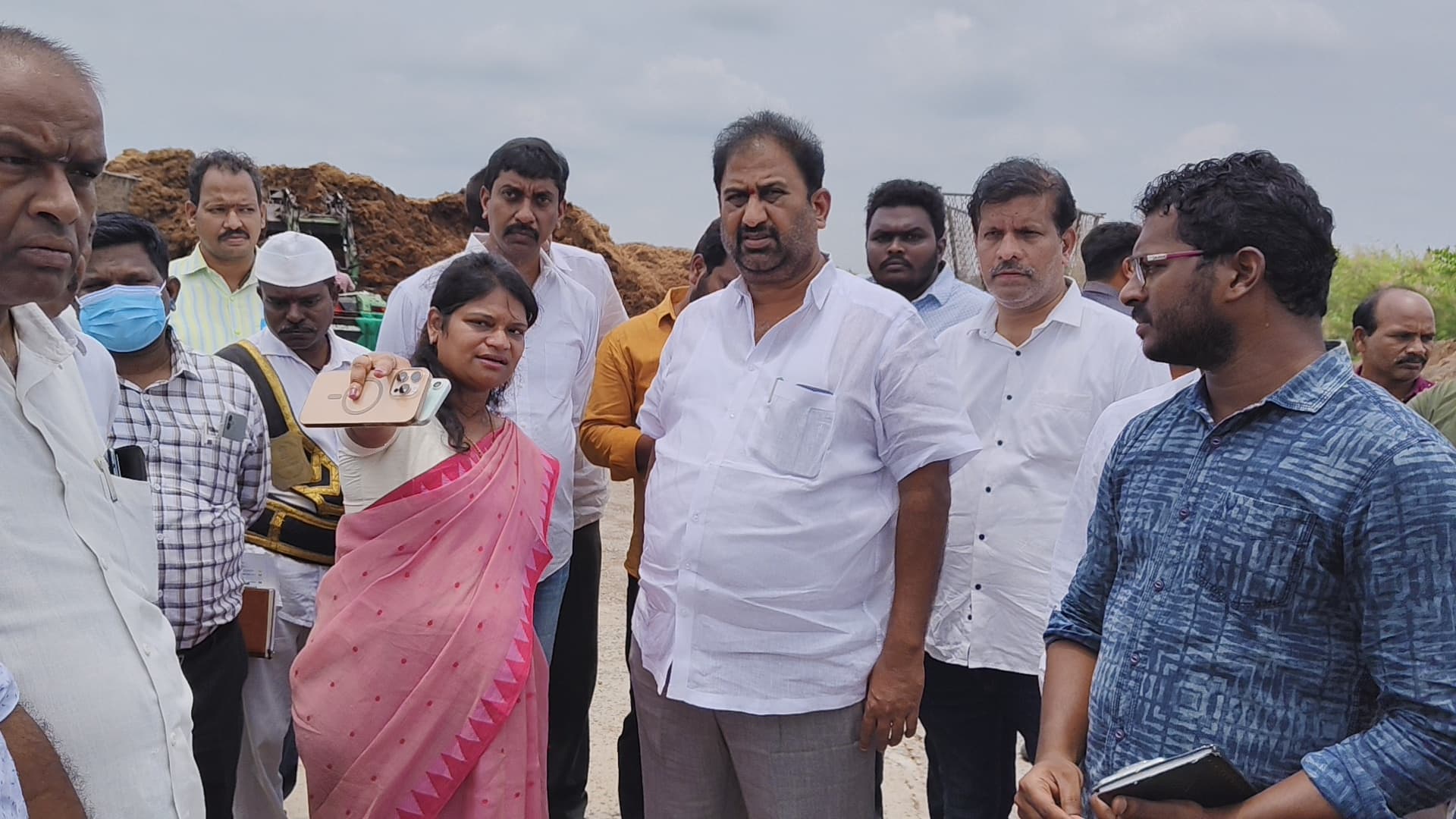ఈ నెల 31 న ముమ్మిడివరం నియోజకవర్గం చెయ్యేరు గ్రామంలో ముఖ్యమంత్రి చంద్రబాబు నాయుడు పర్యటన నేపథ్యంలో ఏర్పాట్లను స్థానిక ఎమ్మెల్యే, ప్రభుత్వ విప్ దాట్ల సుబ్బరాజు, రెవెన్యూ, పోలీసులు, ఇతర శాఖల అధికారులు, టిడిపి నాయకులు తో కలిసి పరిశీలించారు..