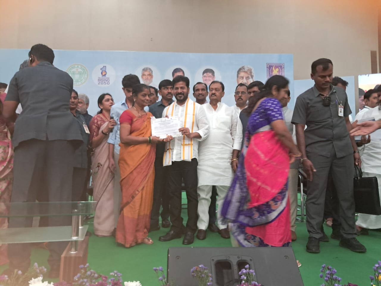 నూరు శాతం ఫలితాలు సాధించినందుకు అవార్డు