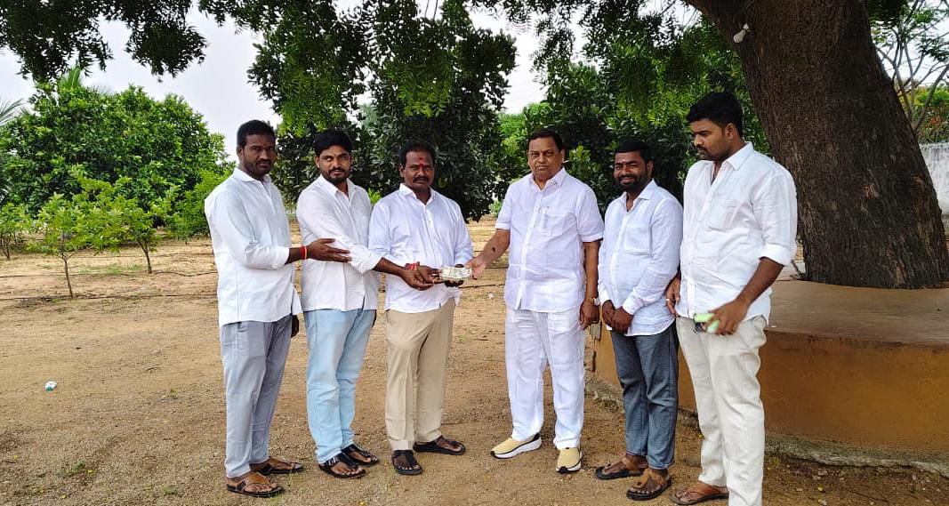కనకదుర్గమ్మ ఆలయానికి రూ.లక్ష విరాళం అందజేత