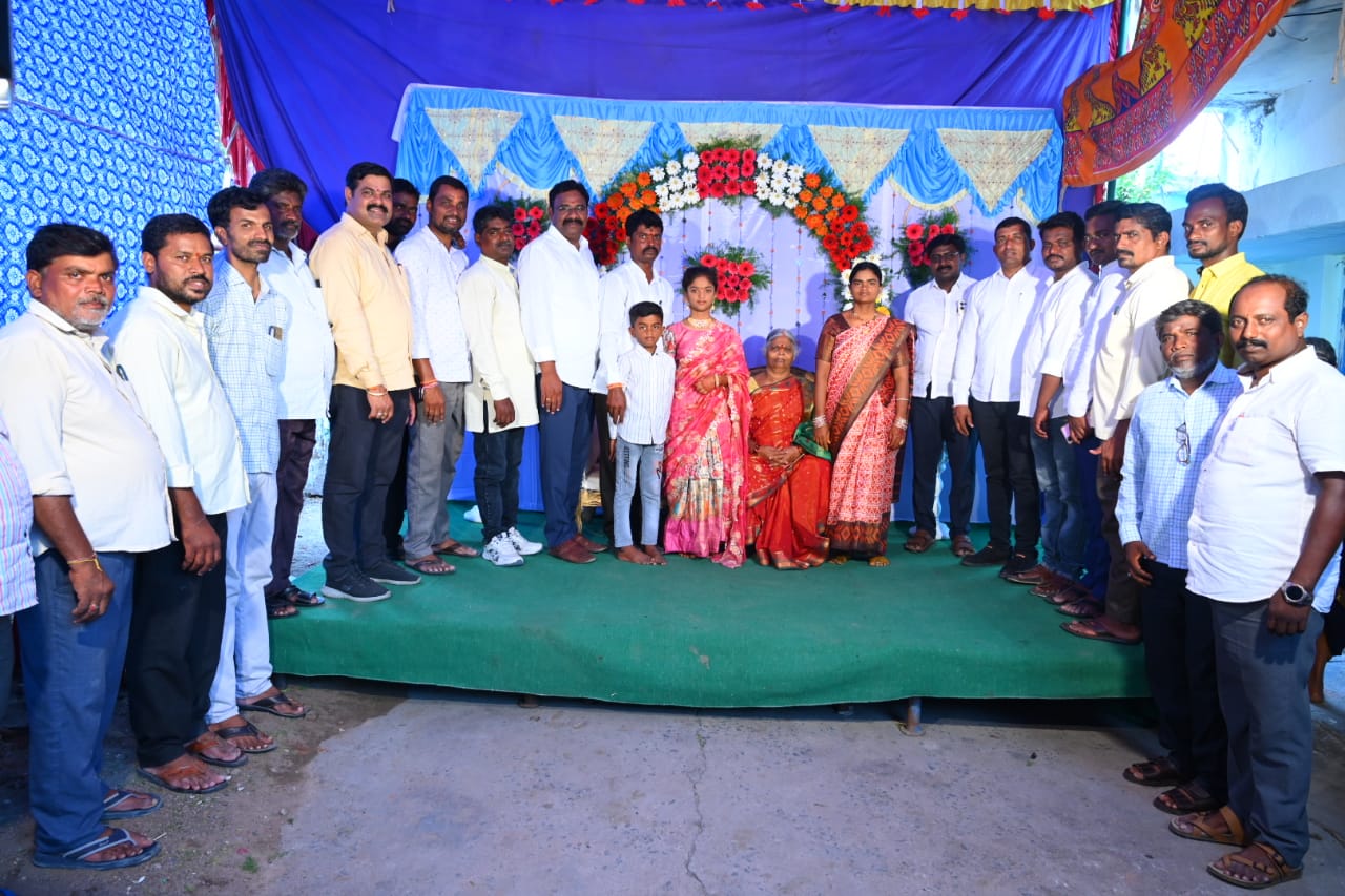 నూతన వస్త్ర ఫల పుష్ప లంకరణ మహాత్సవముంలో పాల్గొన్నా బిజెపి నాయకులు