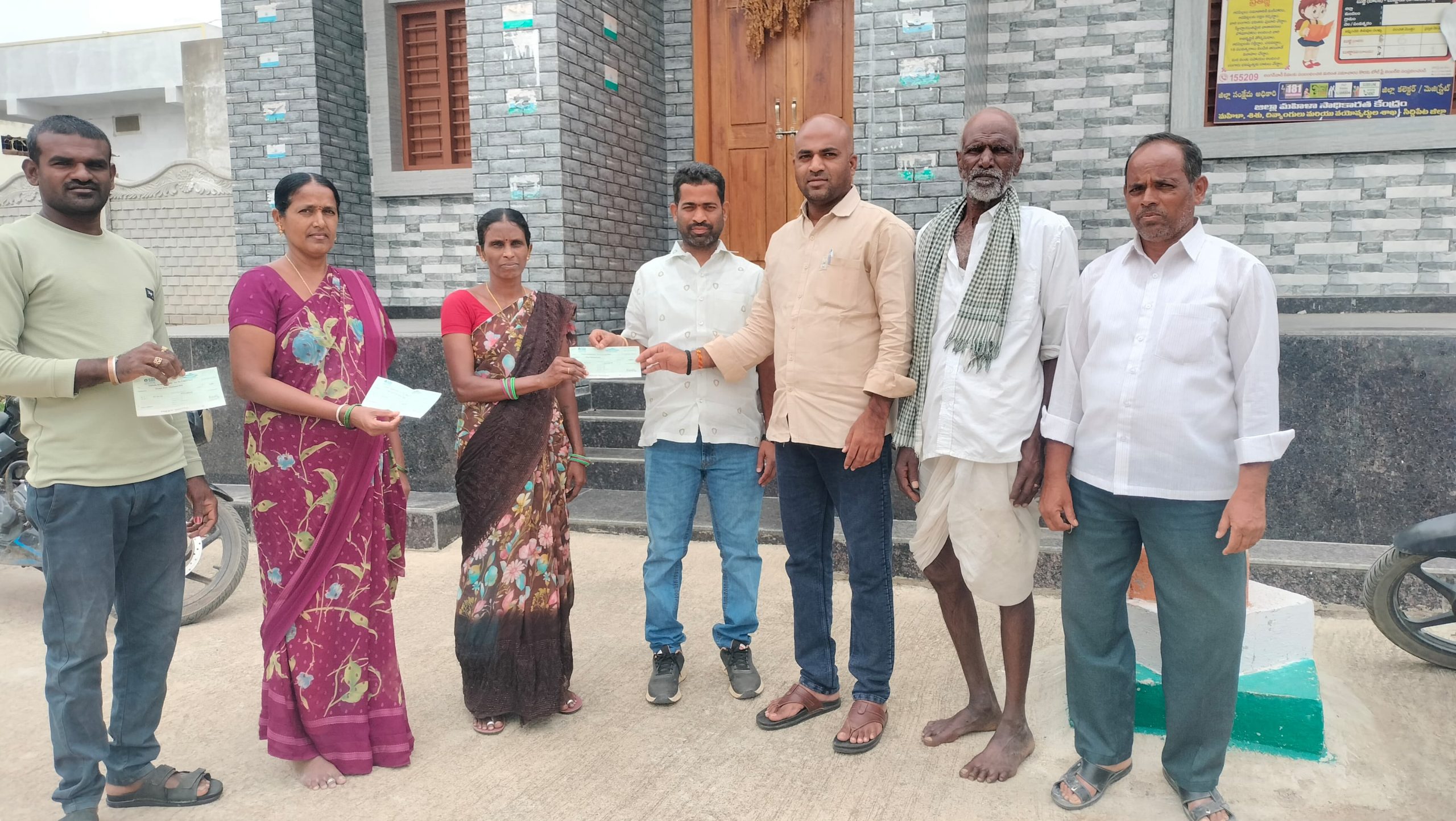 ముఖ్యమంత్రి సహాయ నిధి చెక్కులు అందజేత