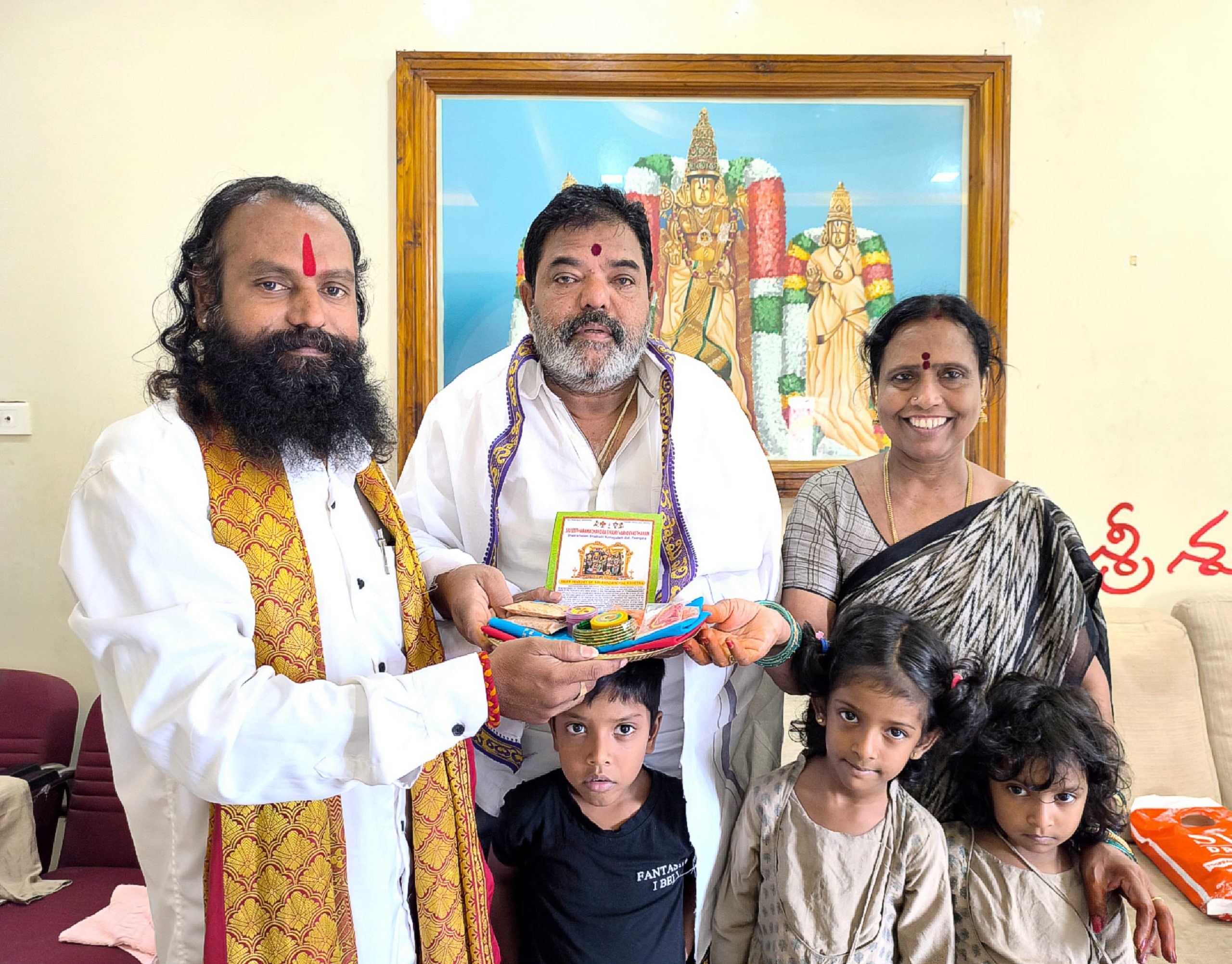 ఇల్లేందుల శ్రీనివాస్ రజని దంపతులకు రామయ్య తలంబ్రాలు