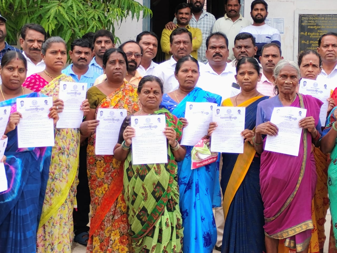 పేదలకు ఇండ్ల మంజూరు పత్రాలు అందజేసిన కాంగ్రెస్ నాయకులు.