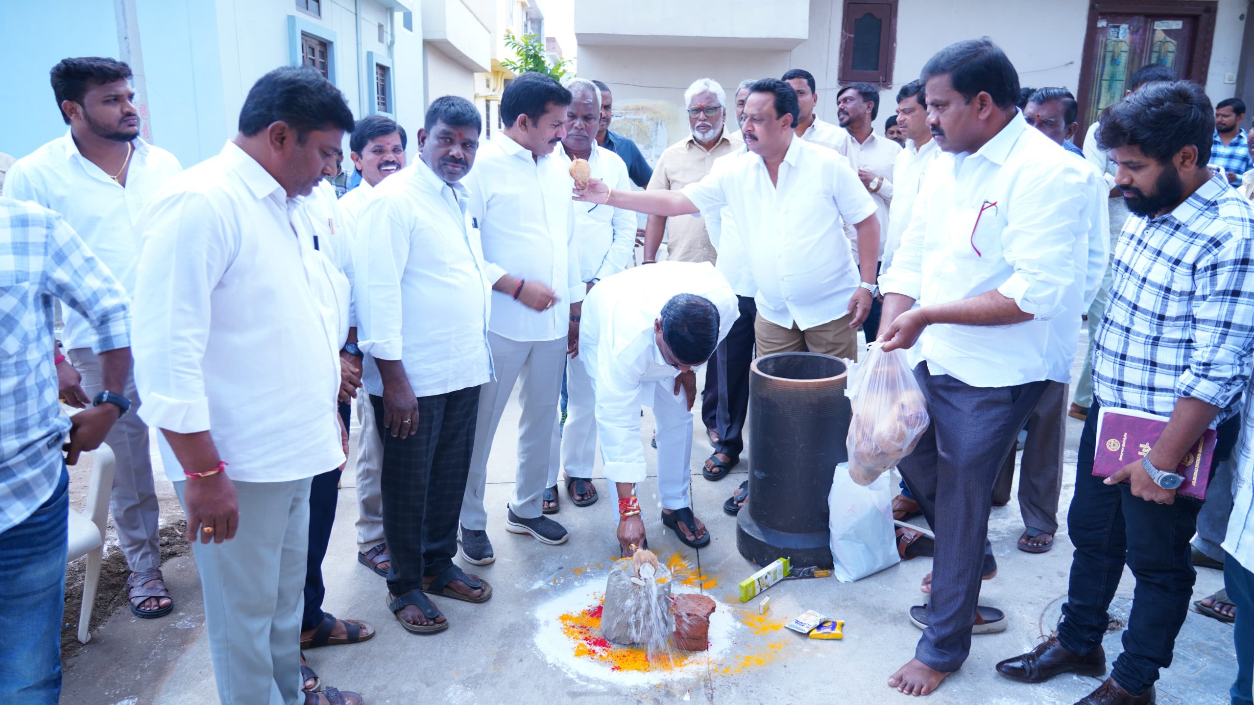 డివిజన్ల అభివృద్ధికి కృషి ఎమ్మెల్యే గూడెం మహిపాల్ రెడ్డి