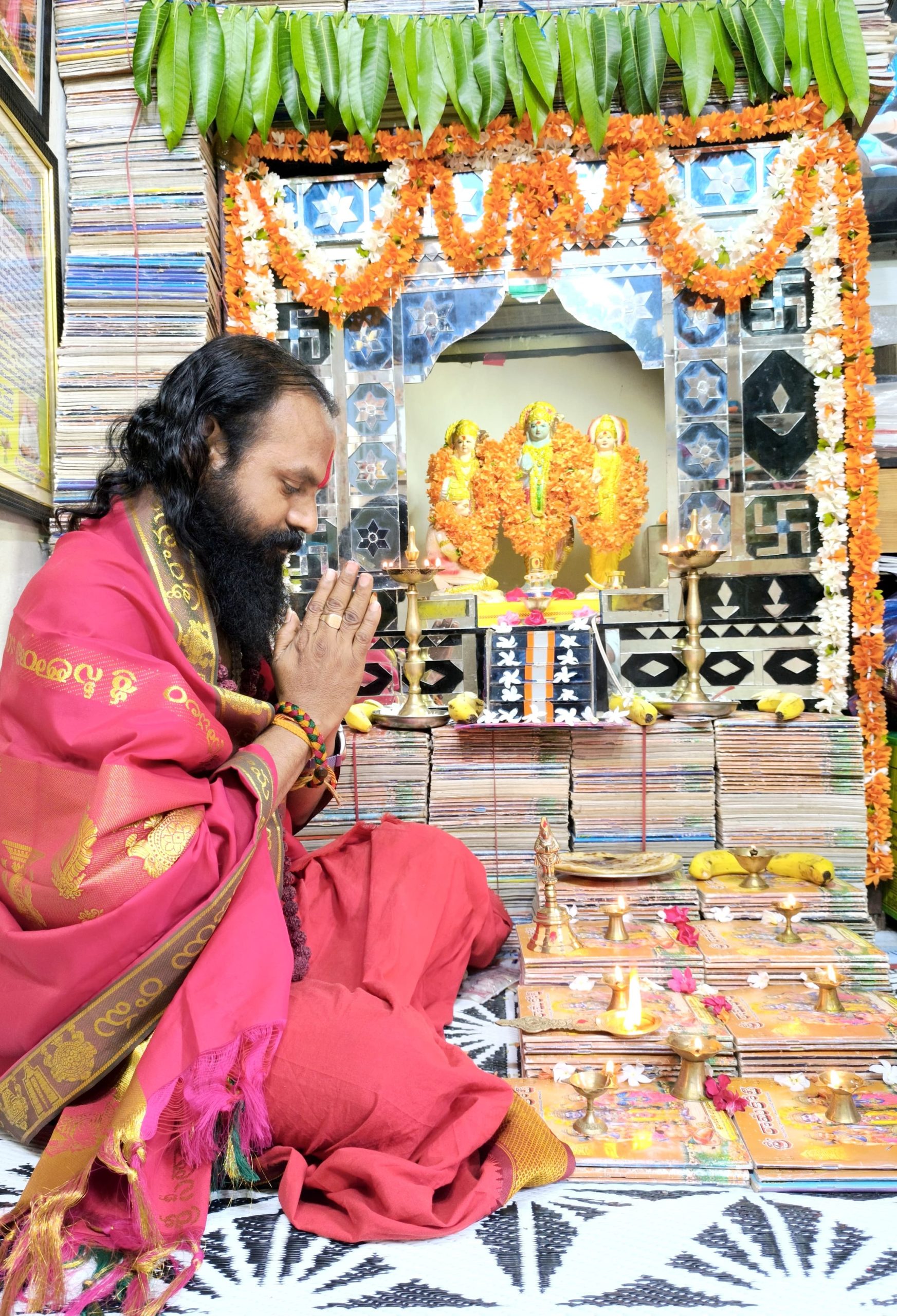 అద్దాల మందిరంలో కొలువైన సీతారాములకు పూజలు