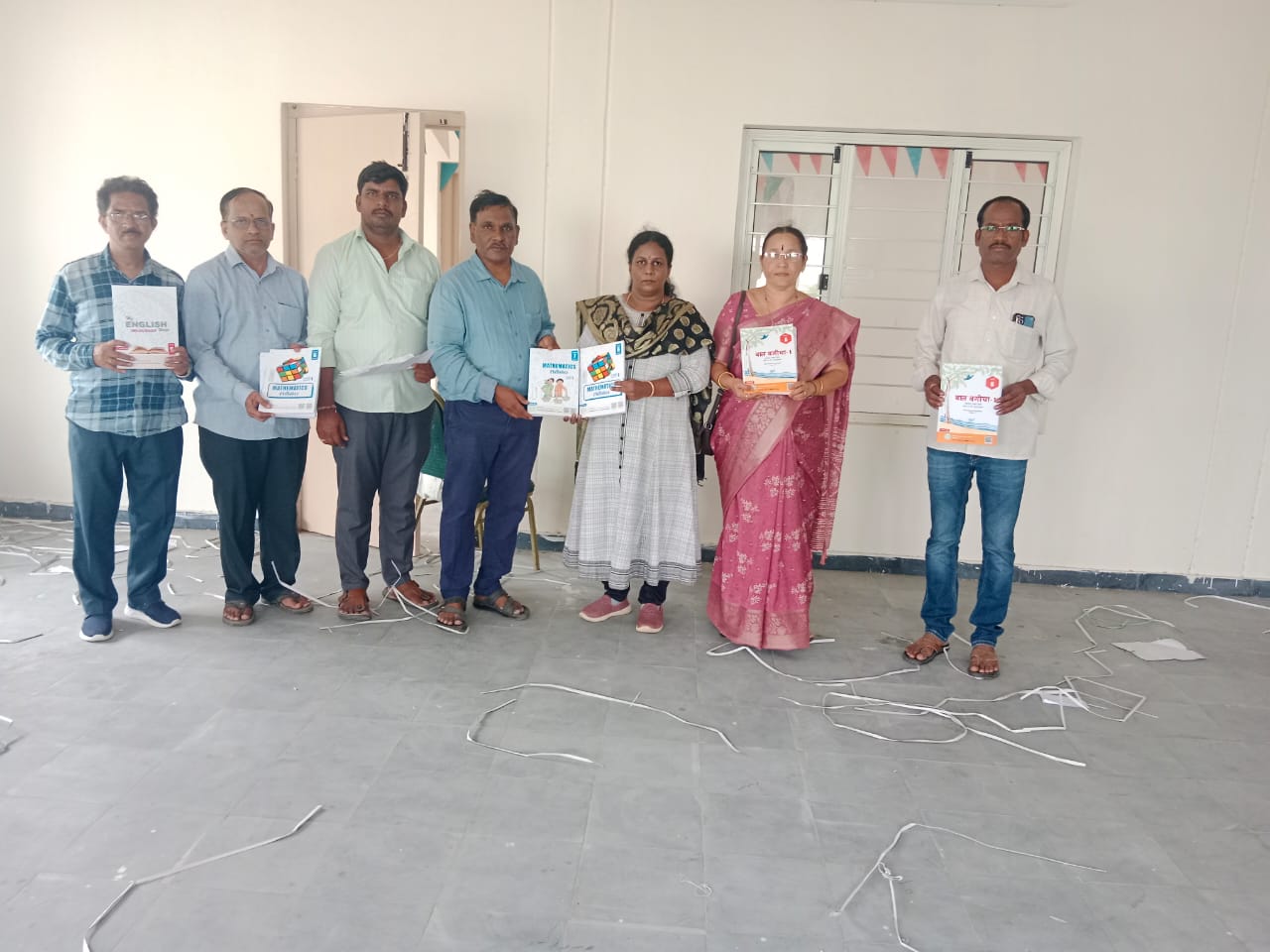 పూర్తైన పాఠ్యపుస్తకాలు, నోటు పుస్తకాలు పంపిణీ