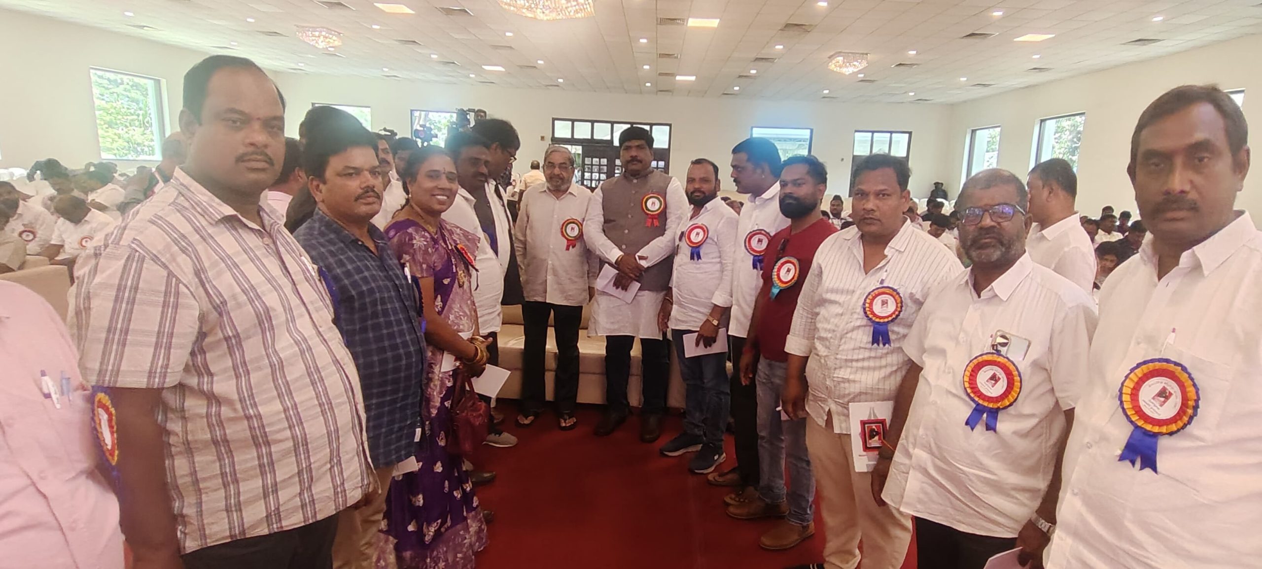 తెలంగాణ రజతోత్సవ వేడుకలకు తరలి వెళ్లిన కూకట్పల్లి జర్నలిస్టులు