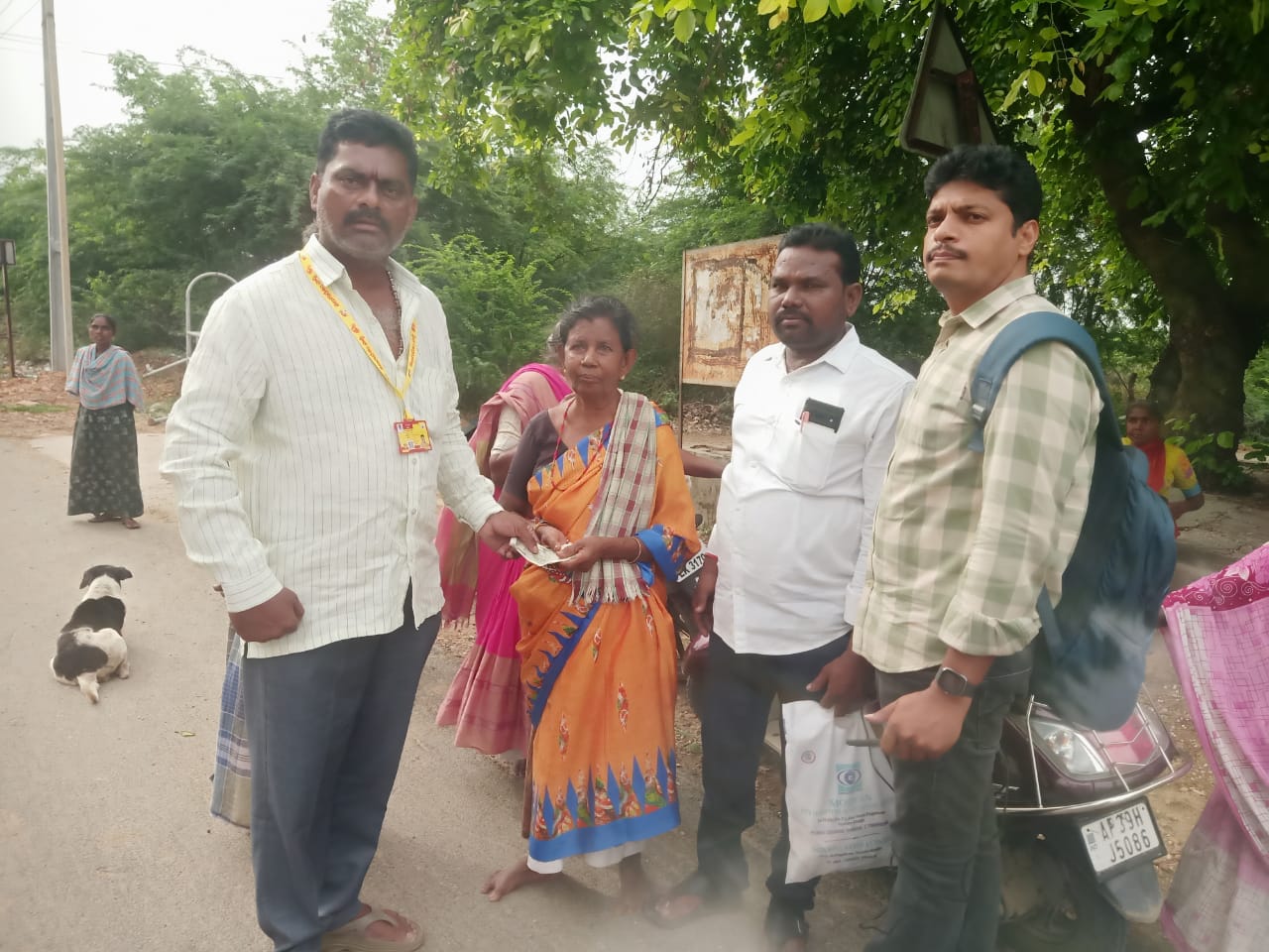 గొల్లపల్లిలో ఎన్టీఆర్ భరోసా పింఛన్లు పంపిణీ టిడిపి నాయకులు