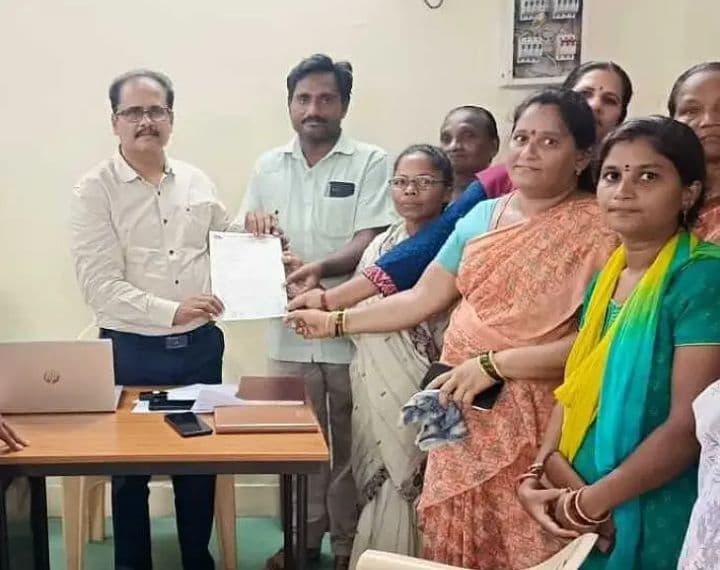 జీతాలు, బిల్లులు వెంటనే చెల్లించాలని డిమాండ్‌