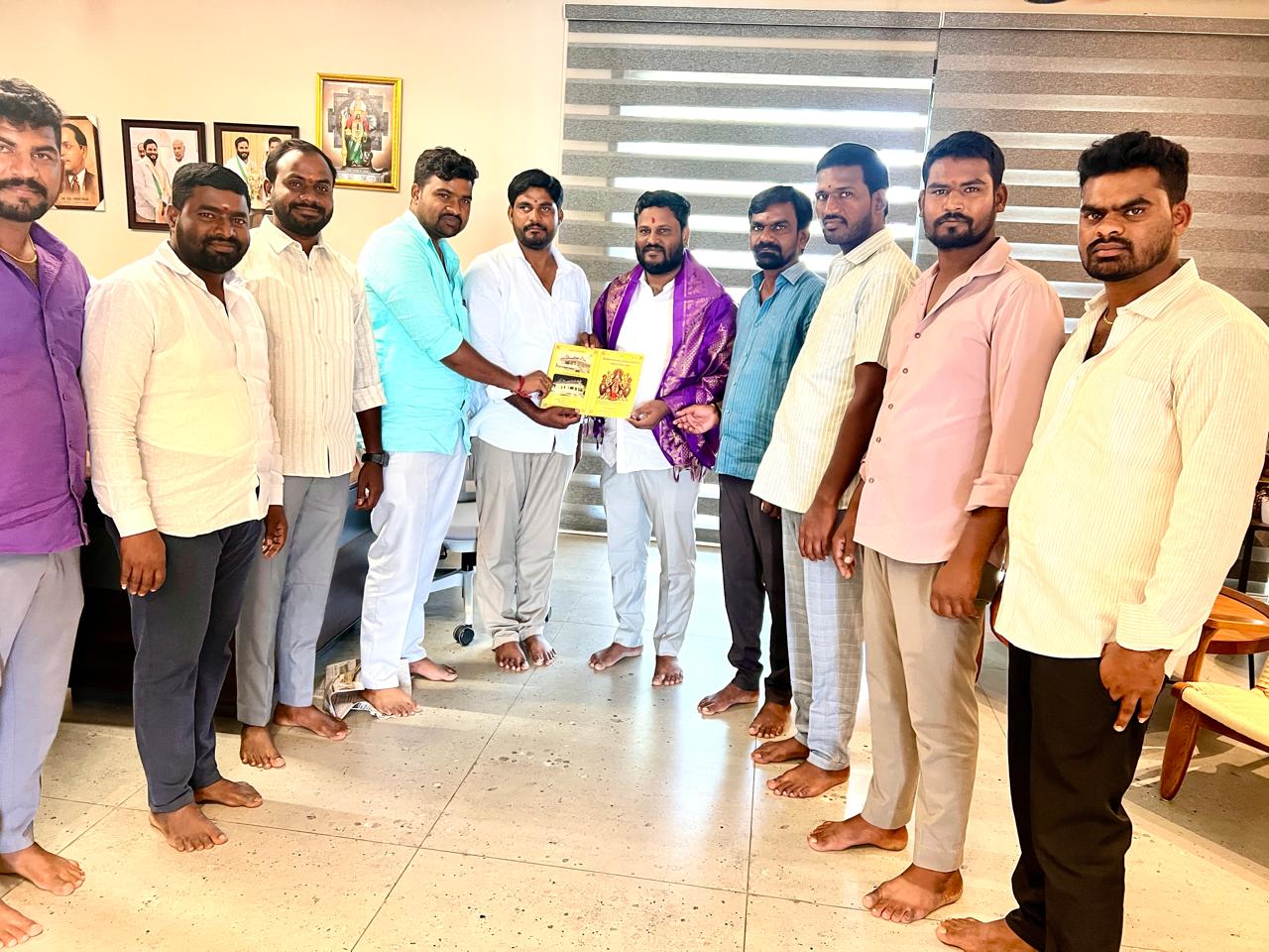 నూతనంగా నిర్మించిన ఆలయ విగ్రహ ప్రతిష్ట కు ఆహ్వాన పత్రిక అందజేత