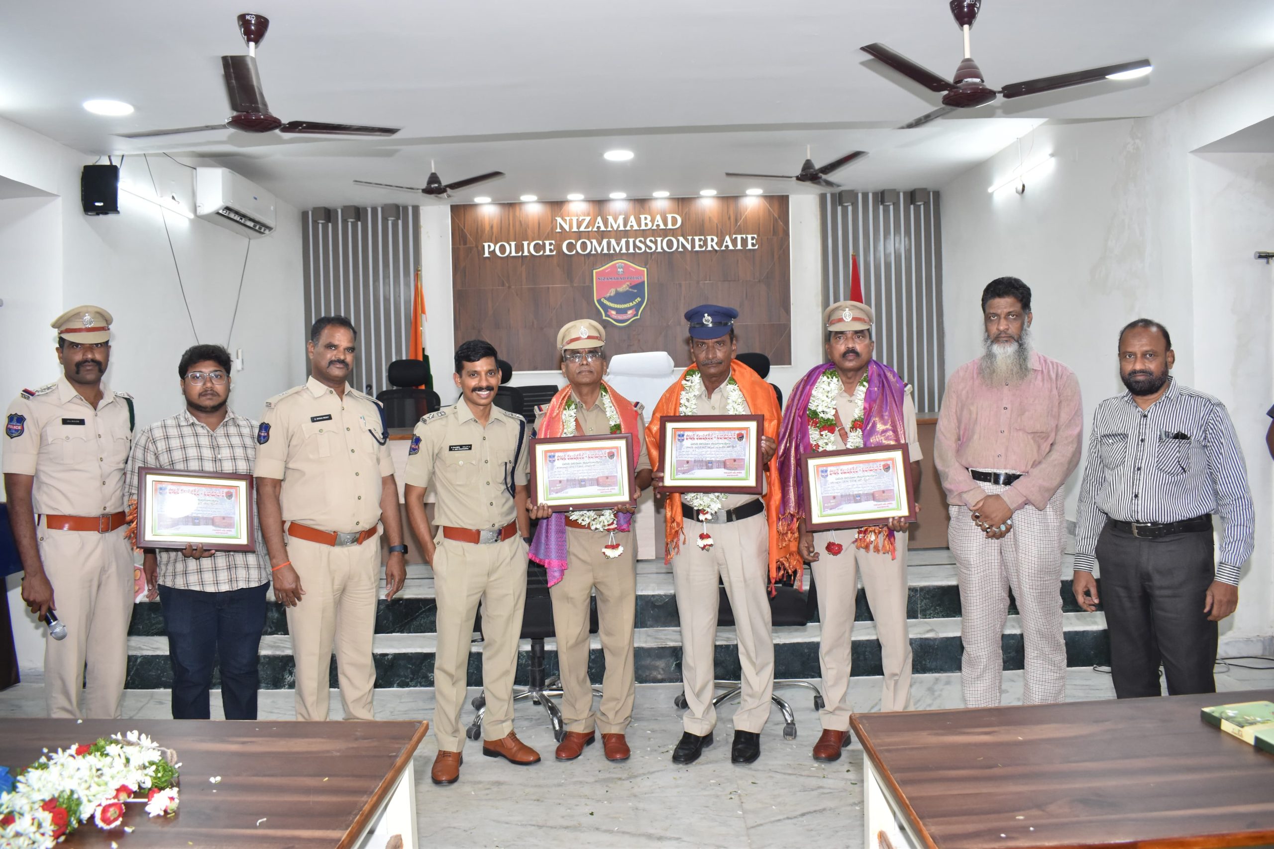 పోలీస్ శాఖ లో పదవి విరమణ చేసిన సిబ్బందికి వీడ్కోళ్ళు..!