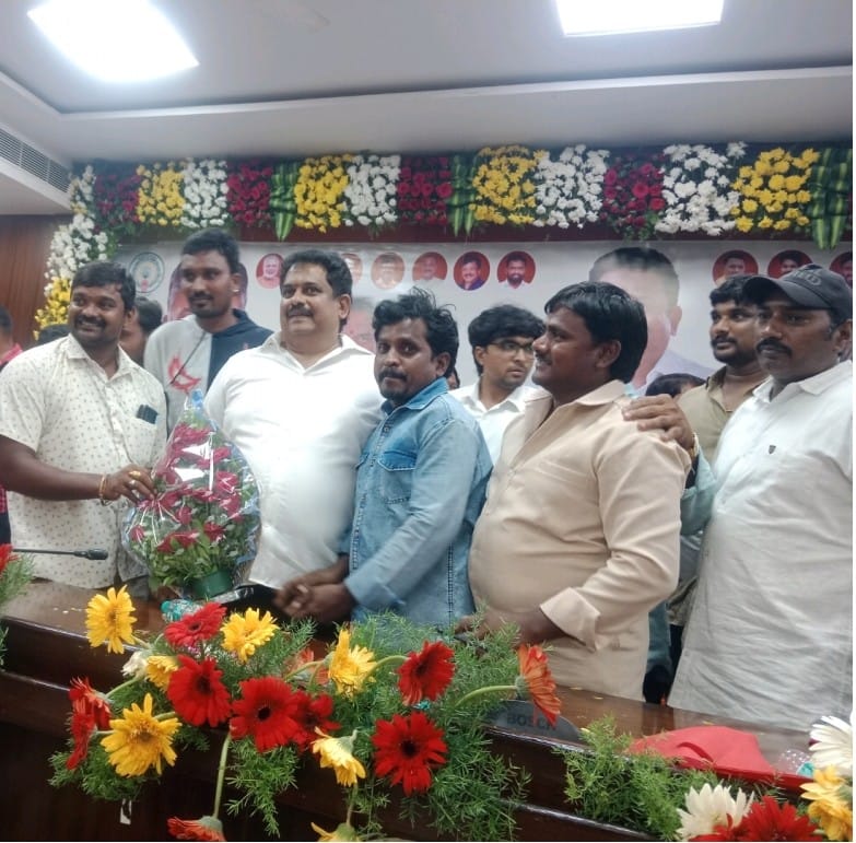 ఘనంగా వేగుళ్ళ లీలా కృష్ణ ప్రమాణ స్వీకారం