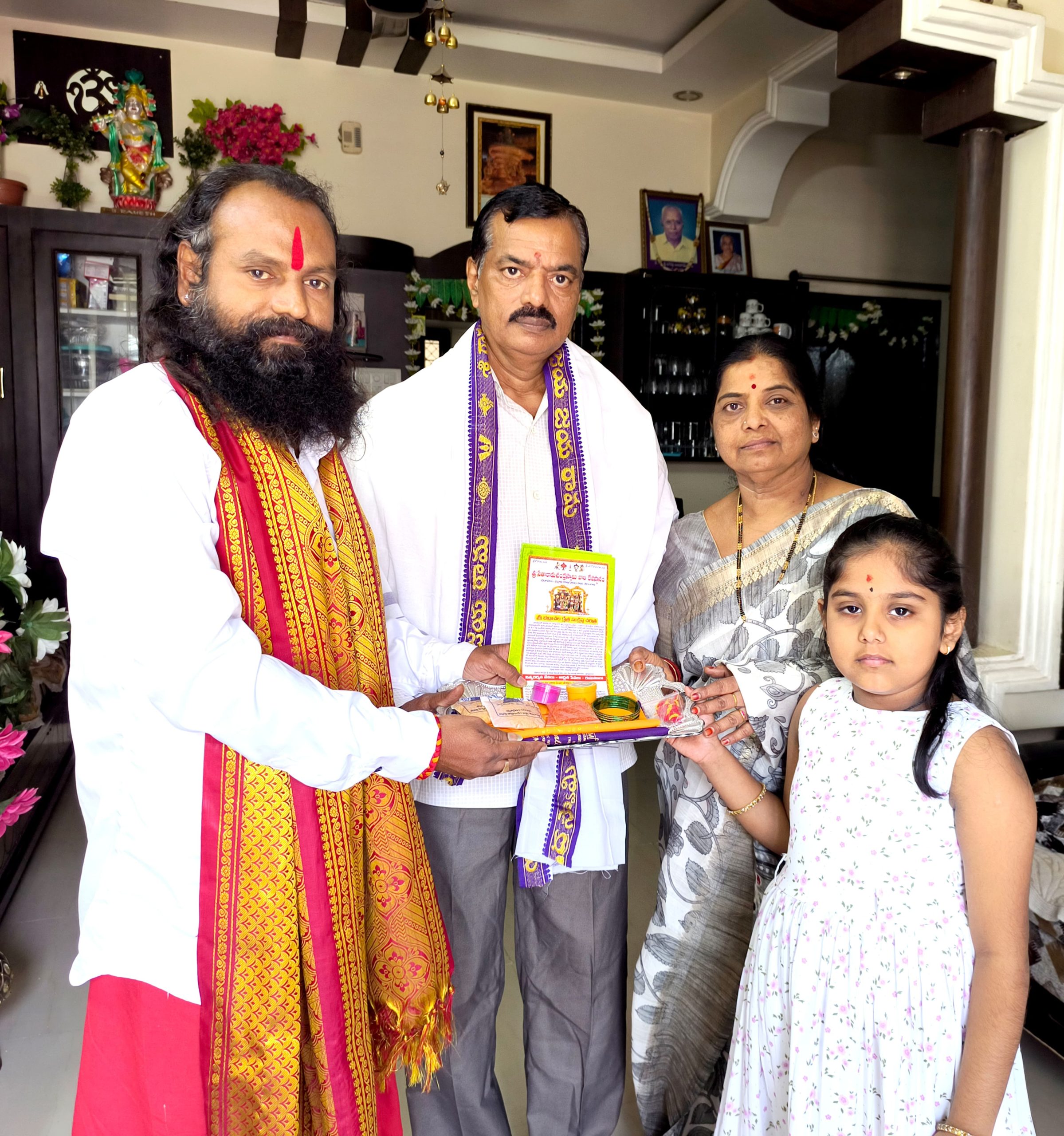 బొడ్డు రమేష్ పుష్పాంజలి దంపతులకు రామయ్య తలంబ్రాలుఅందజేసిన సంస్థ అధ్యక్షులు రామకోటి
