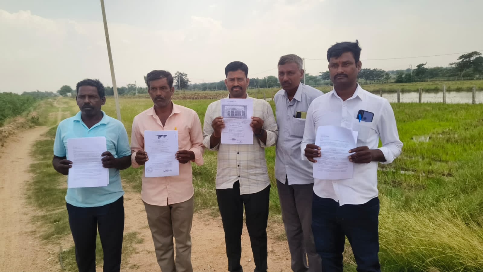 మా భూమి మాకు ఇప్పించి న్యాయం చేయండి — రైతు సురేష్
