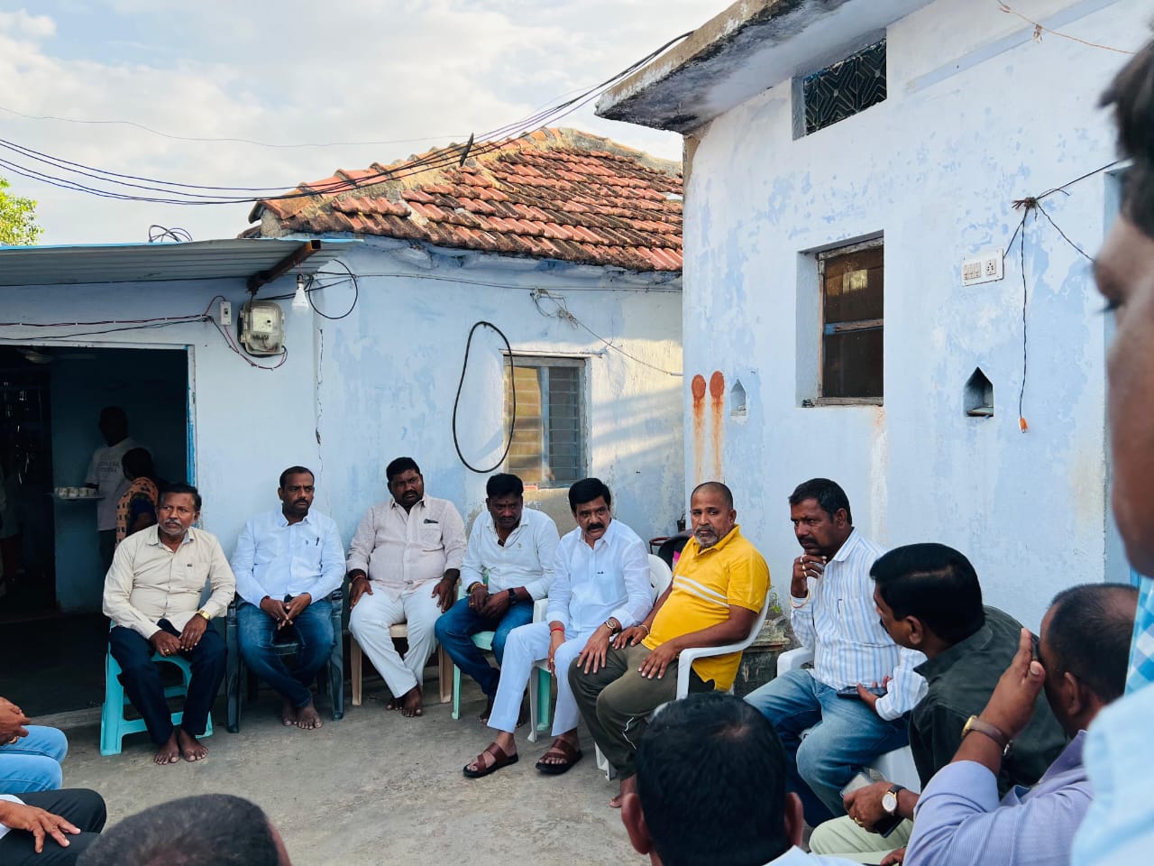ఏర్గట్ల లో పిట్ల నరేష్ కుటుంబాన్ని పరామర్శించిన మాజీ మంత్రి, ఎమ్మెల్యే వేముల ప్రశాంత్ రెడ్డి