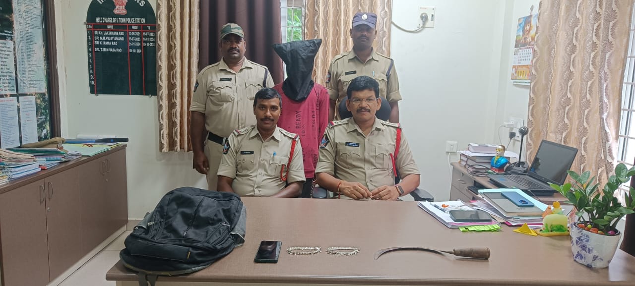వేట కొడవలితో వృద్ధ దంపతులపై దాడి..వ్యక్తి అరెస్ట్‌