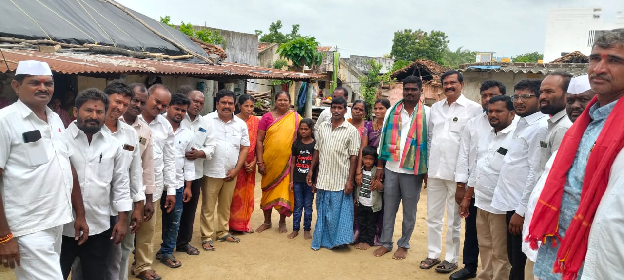 మానవత్వం చాటుకున్న యువకుడు అందుగుల నాగేష్