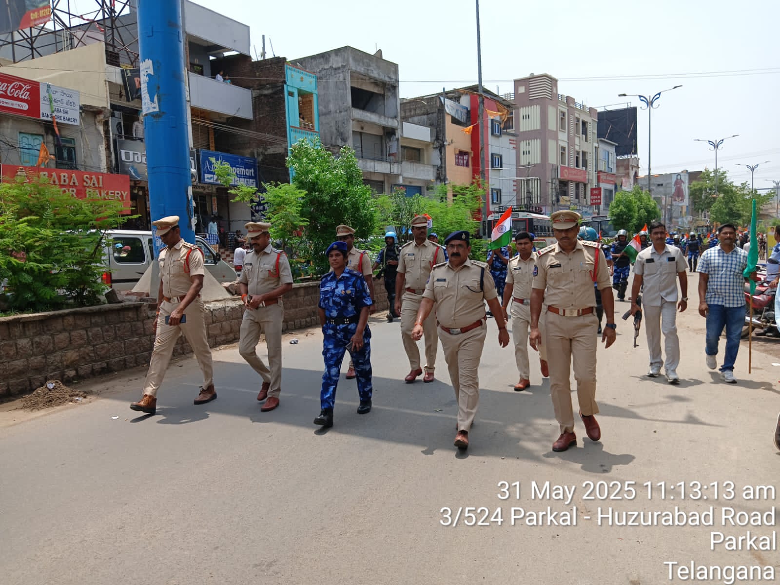 ప్రజల్లో ధైర్యం నింపేందుకు కవాతు ఏసీపీ సతీష్ బాబు