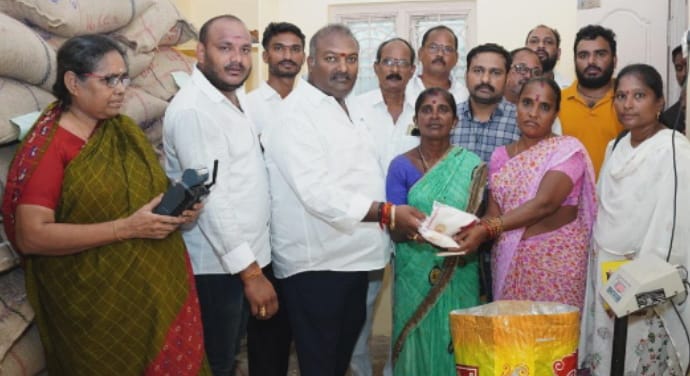 నేటి నుంచి రేషన్‌ డిపోల్లో సరకులు