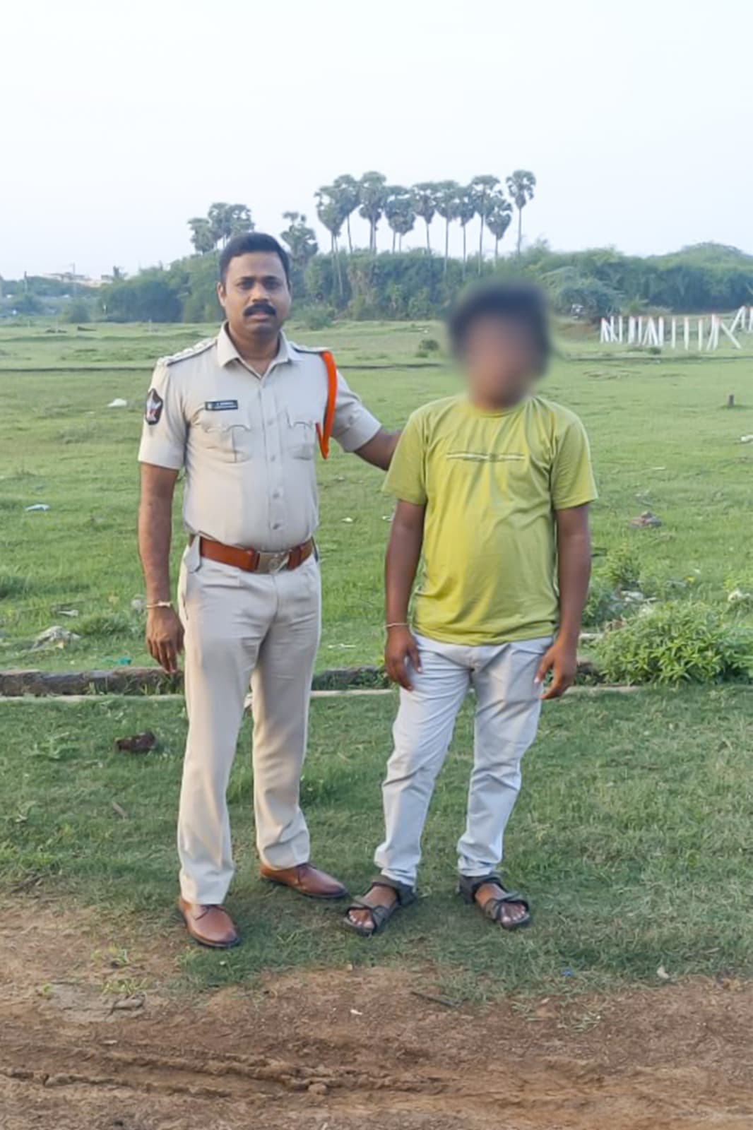 ఆత్మహత్యాయత్నం నుండి యువకుడ్ని కాపాడిన పోలీసులు