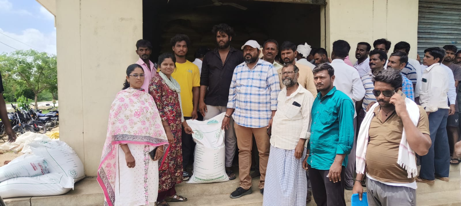 పచ్చి రొట్టె సంచులను అందించిన వ్యవసాయ అధికారులు