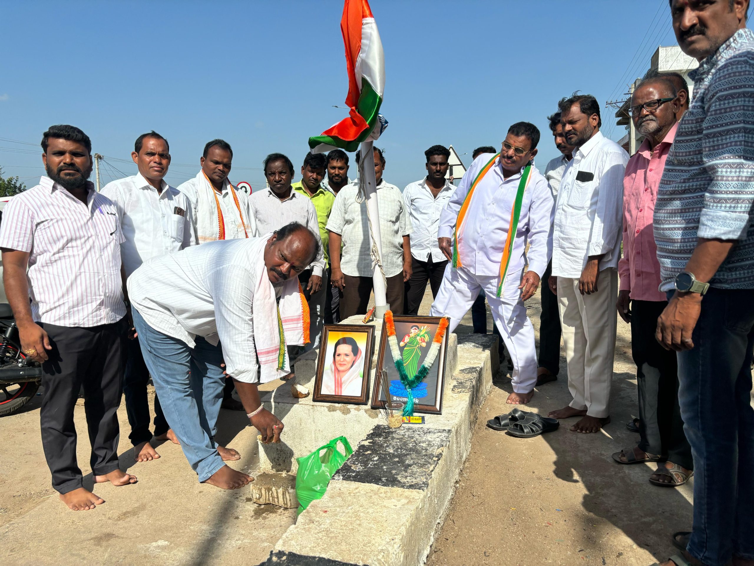తెలంగాణ రాష్ట్ర ఆవిర్భవ ఉత్సవం *-జాతీయ జెండాను ఆవిష్కరించిన భీమారం మండల అధ్యక్షులు మోహన్ రెడ్డి