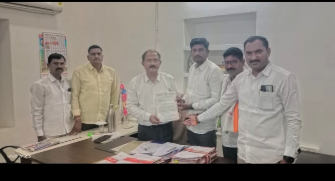ఎస్సారెస్పీ డిసిఇకి వినతి పత్రం అందించిన మండల కాంగ్రెస్ పార్టీ నాయకులు